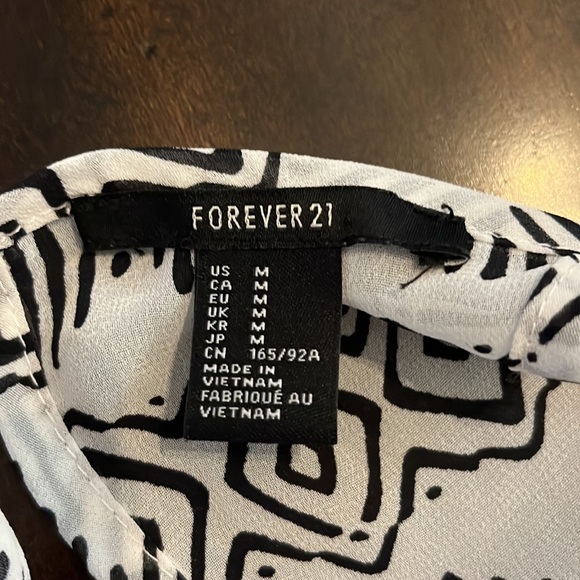Forever 21 black and white women’s top with black button front. Size M - Picture 6 of 7